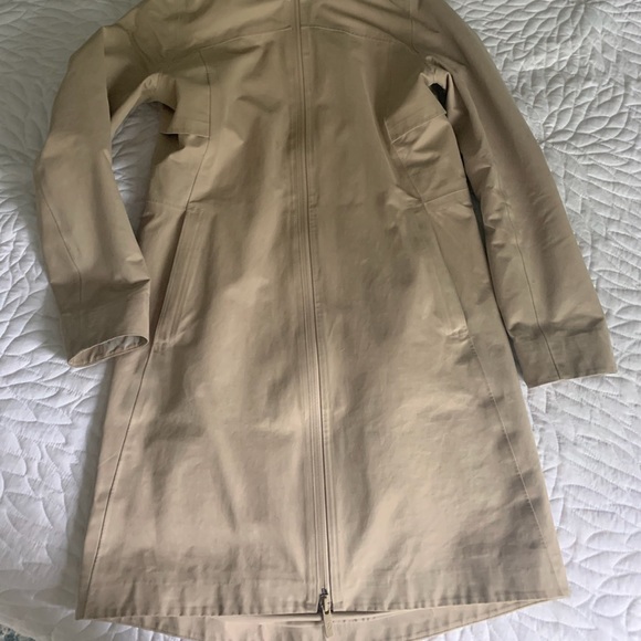 Lululemon Rain Rebel jacket Size 2 - Picture 2 of 3